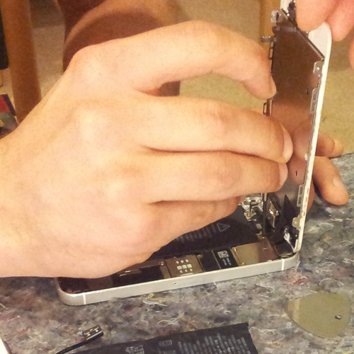 Bild zeigt Reparatur eines Smartphones